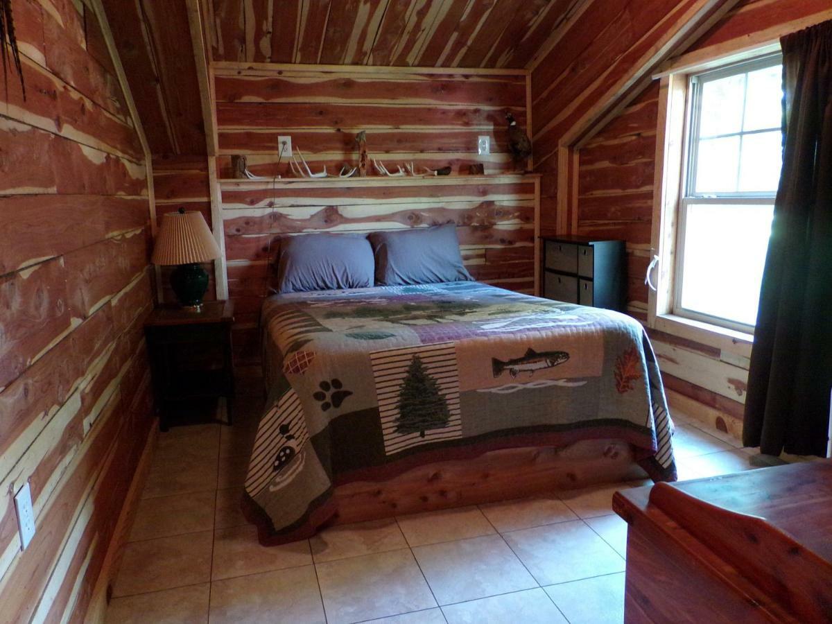 Cedar Cabin Located On A Buffalo Farm Marshall Exterior foto